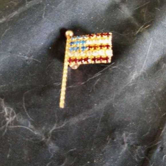 UNIQUE VTG AMERICAN FLAG LAPEL PIN/BROOCH W/BEAUTIFUL CRYSTALS SPIRAL POLE - Picture 3 of 5